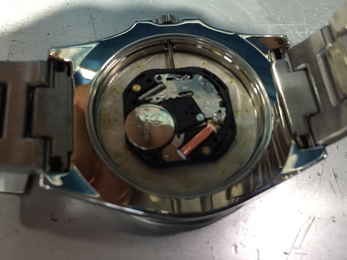【GUESS ゲス】腕時計の分解 裏蓋の取外しと、電池交換の方法 [W12578G1] 