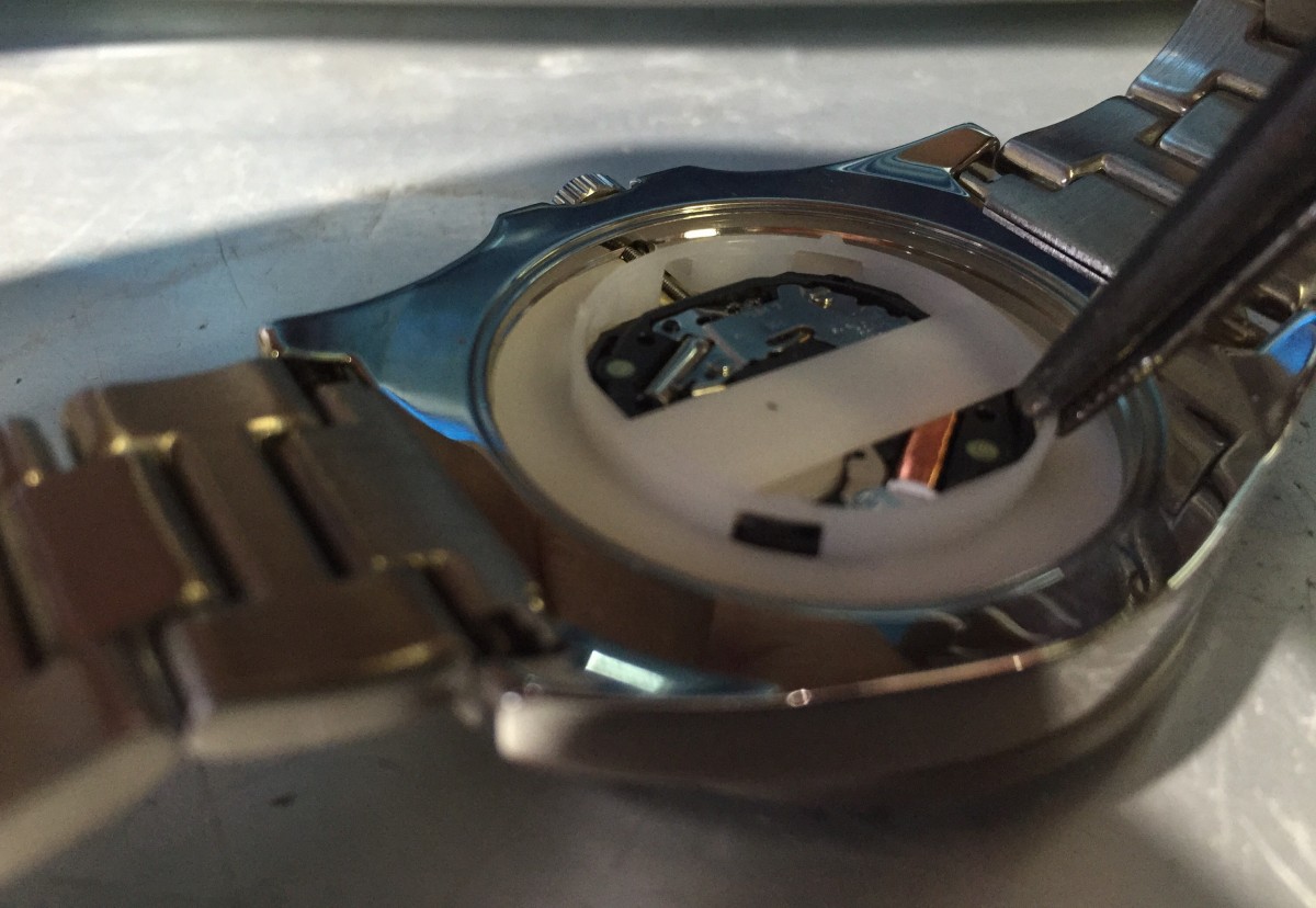 【GUESS ゲス】腕時計の分解 裏蓋の取外しと、電池交換の方法 [W12578G1] 
