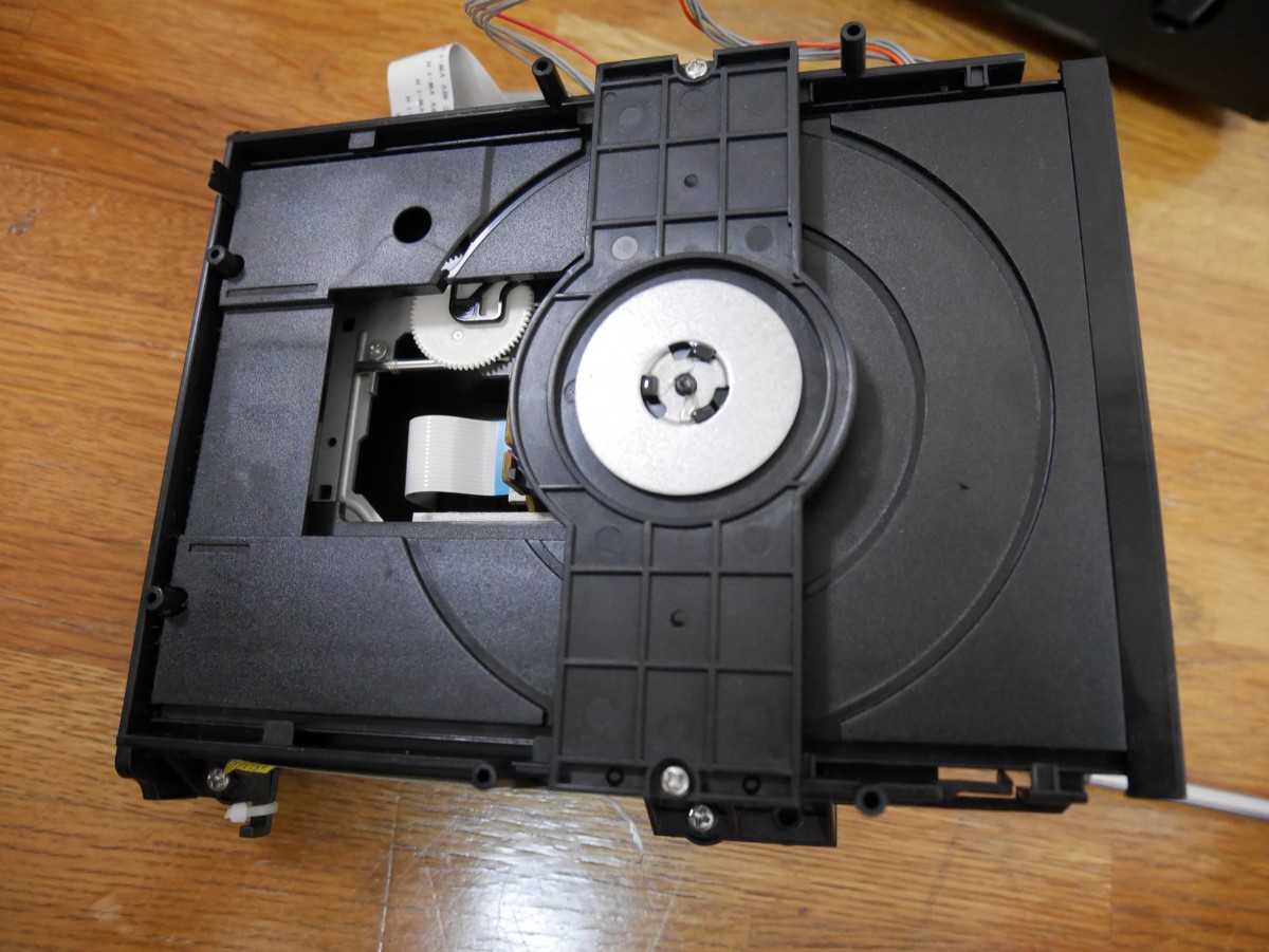 ビクター　RD-N1 CDのディスクトレイが開かない　分解修理