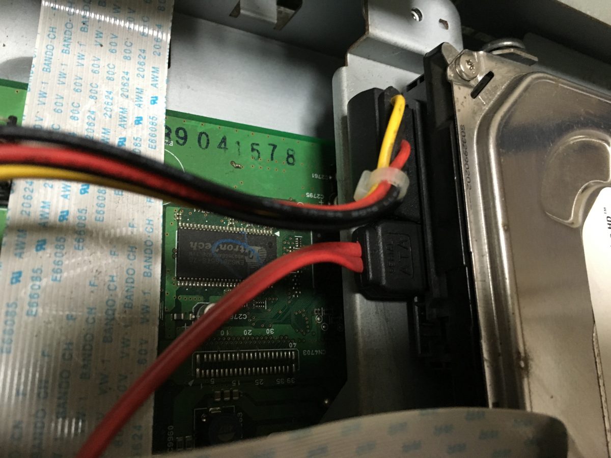 東芝DVDレコーダー（RD-S303）分解 修理 ハードディスク、ドライブの交換方