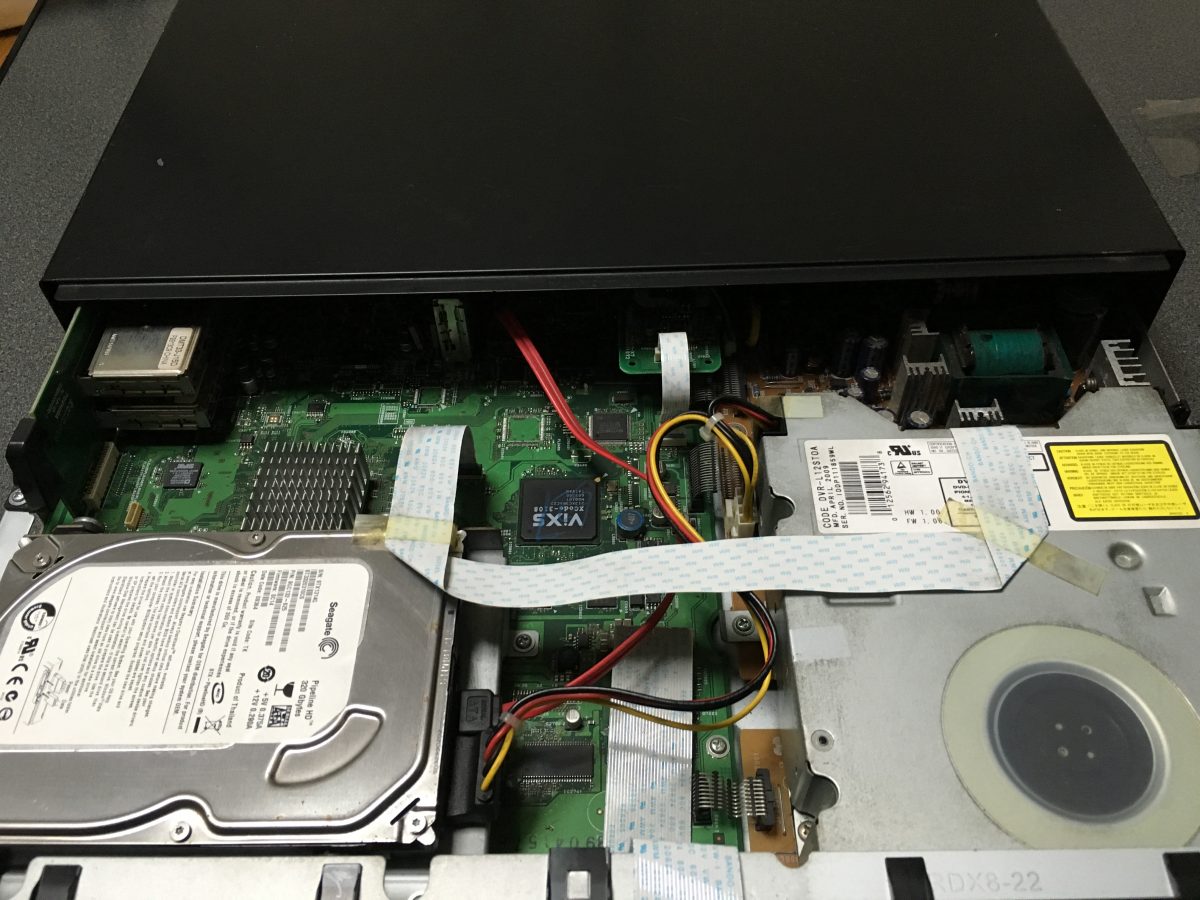 東芝DVDレコーダー（RD-S303）分解 修理 ハードディスク、ドライブの交換方