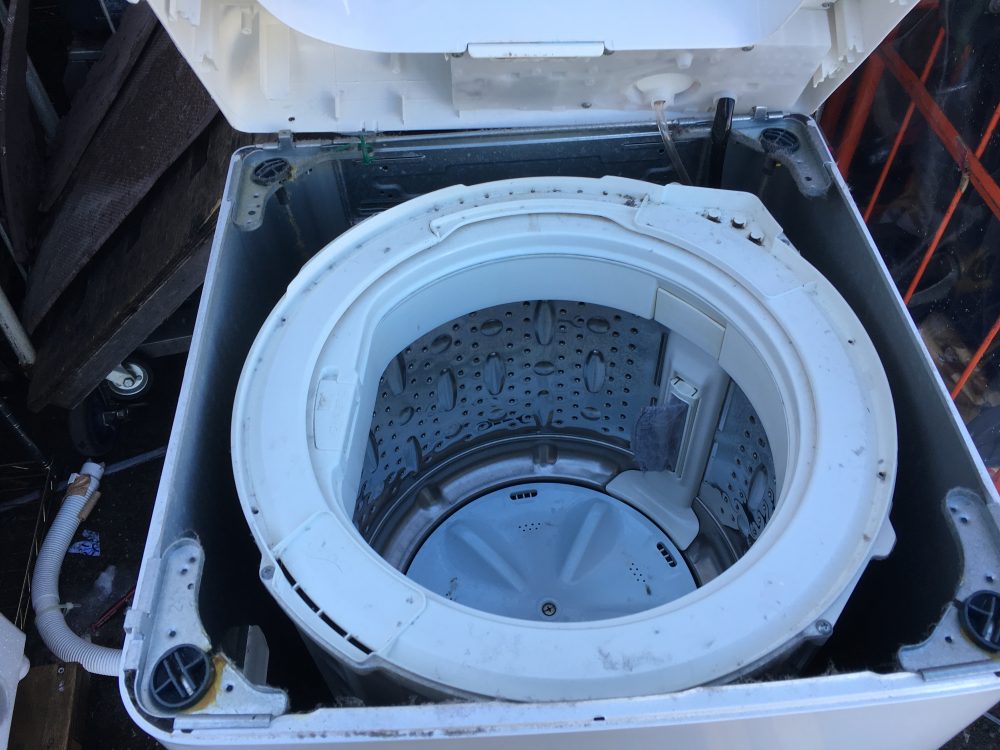 自宅でも出来る！サンヨー5kg洗濯機(ASW-EG50B)の分解と洗濯槽の裏側の掃除