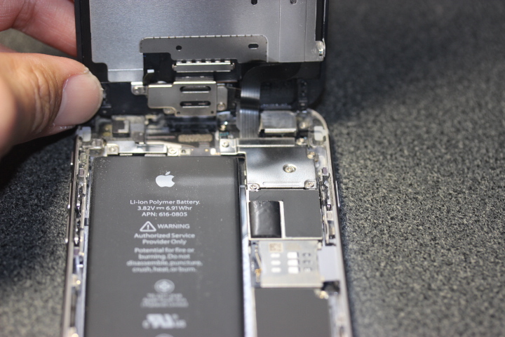 【iphone6 分解 修理】割れた液晶パネルの交換