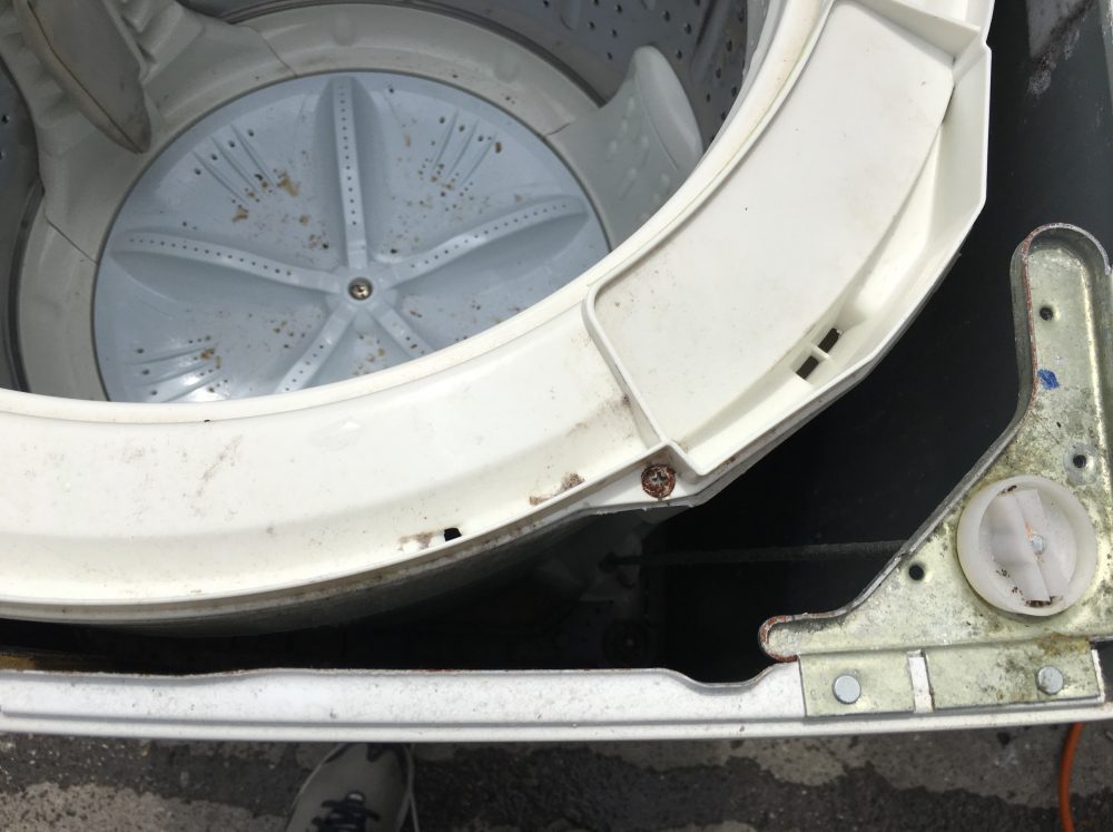 【型番 ASW-70D】サンヨー7.0kg洗濯機の分解と、洗濯槽 裏側の掃除のやり方
